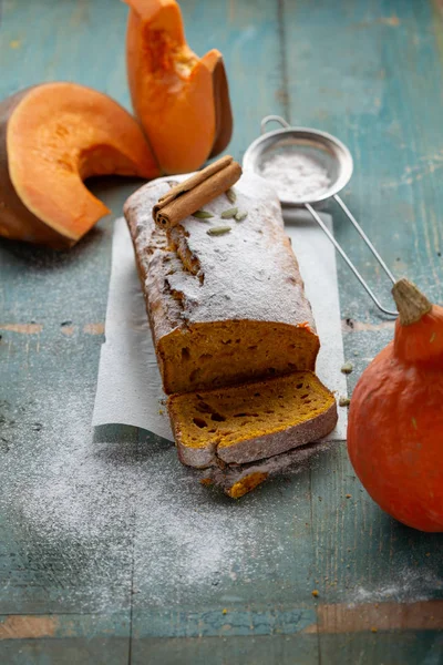 Zoet pompoenbrood gesneden op houten ondergrond — Stockfoto