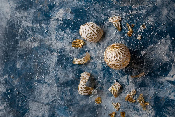 Glas kerst decoratie op blauw bevroren achtergrond bovenaanzicht — Stockfoto