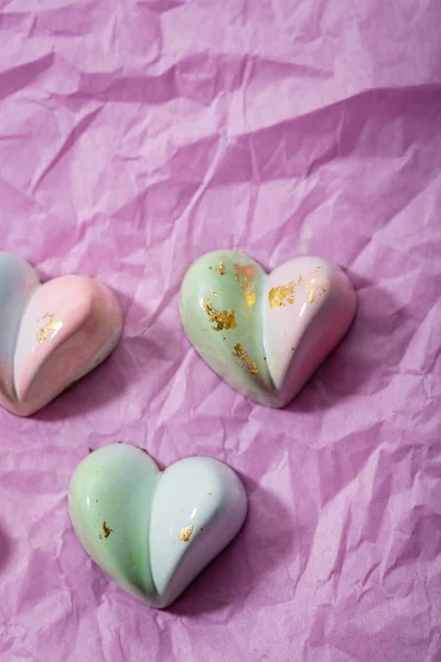 Bonbons d'amour au chocolat exclusifs sur fond rose — Photo