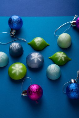 Mavi arka planda el yapımı çikolata ve tatil süslemeleri.