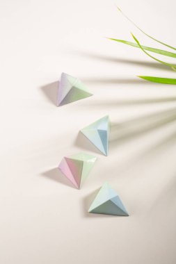 Pastel renginde çikolatalı şeker ve bitkiler