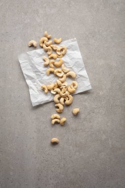 Beyaz kağıt üzerinde kaju fıstığı.