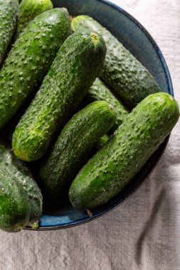 Kasede taze yerel salatalıklar, sağlıklı yiyecekler.