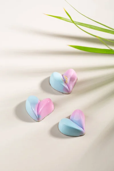 Čokoládové bonbóny ve tvaru srdce, dovolená koncept — Stock fotografie