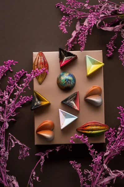Kutunun üzerinde çikolatalı şeker koleksiyonu — Stok fotoğraf