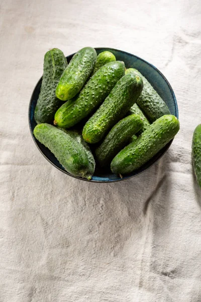 Frische einheimische Gurken in Schale — Stockfoto