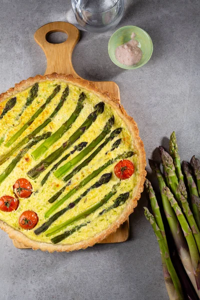 Pastel con espárragos y tomates, vista superior de alimentos — Foto de Stock