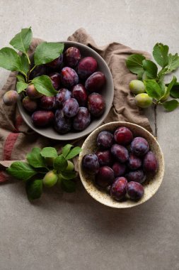 İki kasede taze erik manzarası