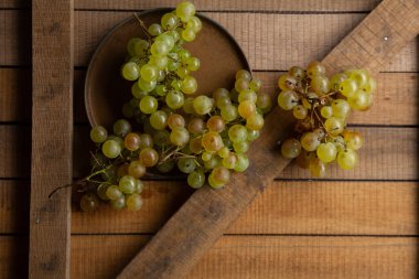 Kırsal yüzeyde plaka üzerindeki üzümler