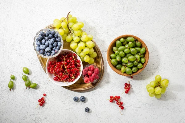 夏の果実と白い表面の緑のブドウ — ストック写真