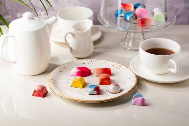 Çikolata şekerleri beyaz tabağa ve kahve fincanına konur.