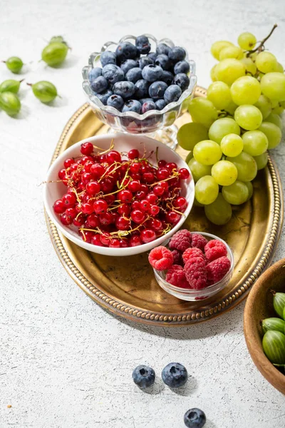 Olika Frukter Och Bär Fat Friska Blad — Stockfoto