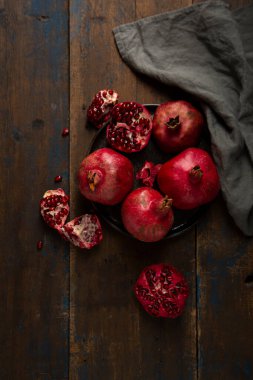 Kırsal tahtalardaki nar manzarası