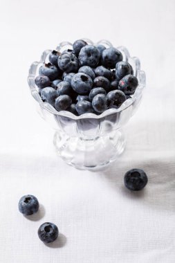 Cam kasede olgun yaban mersini