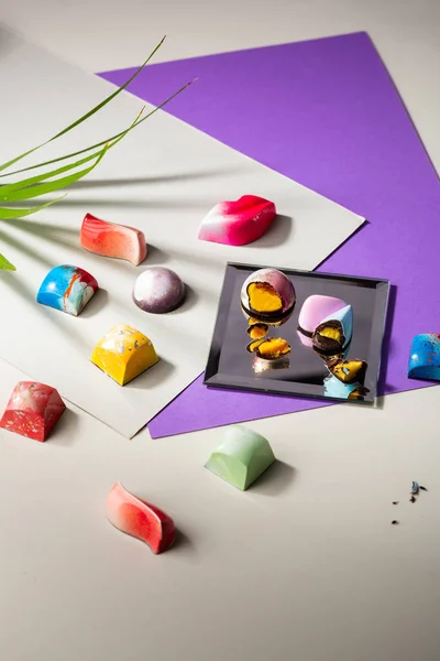 Luxusbonbons Auf Farbpapier Und Spiegel — Stockfoto