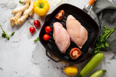 Çiğ et ve sebzeler ızgara için hazır.