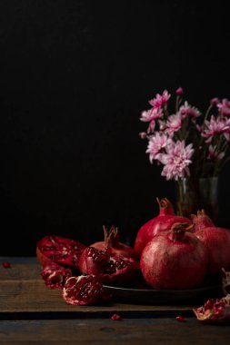 Karamsar arka planda olgun nar