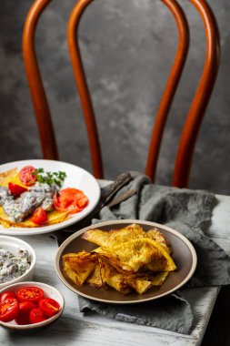 Kırsal masada kahvaltı krepleri, ev yapımı yemekler.
