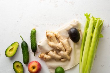 Beyaz yüzeyde taze temiz sebzeler, vejetaryen yiyecekler.