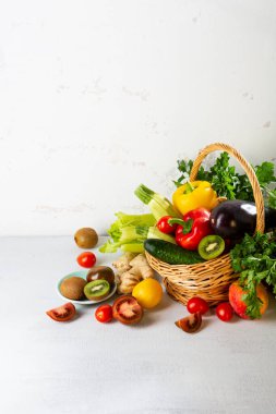 Bir sepet dolusu sebze, zengin hasat konsepti