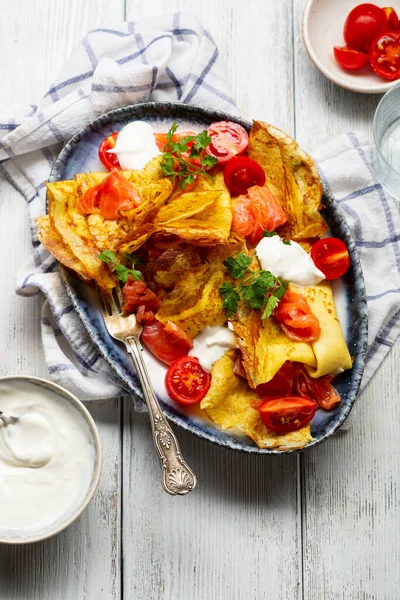 Panqueque Desayuno Con Salmón Sobre Mesa Rústica Blanca Comida Casera —  Fotos de Stock