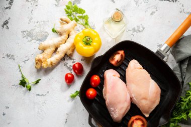 Çiğ et ve sebzeler ızgara için hazır.