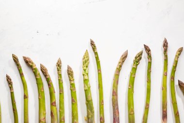 Taze yeşil kuşkonmaz üst görünümü