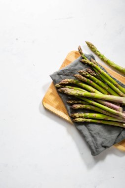 Kesme tahtasında taze yeşil kuşkonmaz üst görünümü