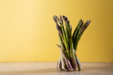 Taze yeşil kuşkonmaz sürüsü. Yaklaş. 