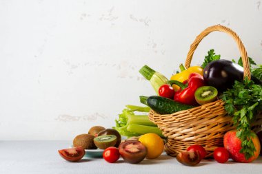 Beyaz arka planda sepette taze yiyecek, kopyalama alanı