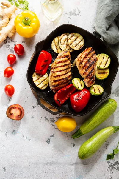 Grillezett Csirkehús Zöldségek Felülnézetből Friss Zöldségekkel — Stock Fotó