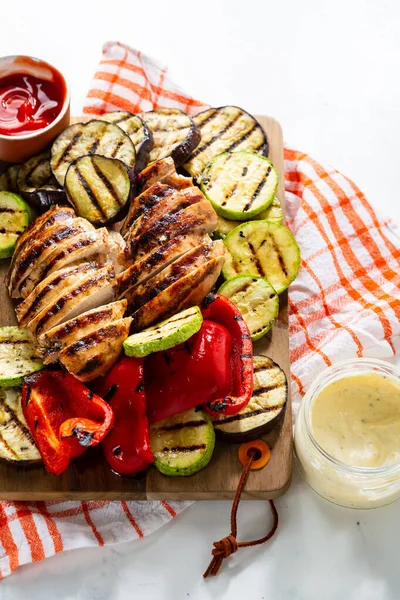 Gegrilde Kip Groenten Aan Boord Zomerse Gerechten — Stockfoto