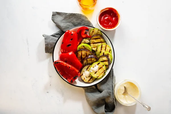 盘中烤胡椒粉和西葫芦 轻面健康食品 — 图库照片