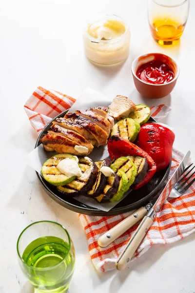 Carne Parrilla Verduras Con Salsa Mesa Ligera Alimentos Saludables Cerca — Foto de Stock