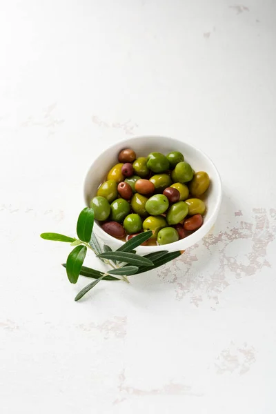 Nahaufnahme Von Grünen Eingelegten Oliven Einer Weißen Schüssel — Stockfoto