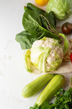 Yeşil sebzeler yakın, temiz gıda konsepti.