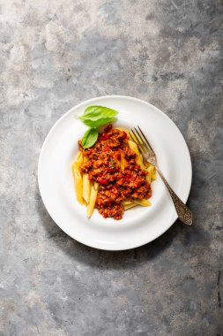 Soslu ve fesleğenli makarna.