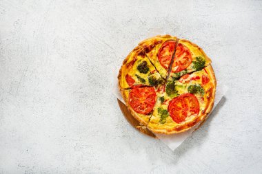 Hafif yüzeyde dilimlenmiş brokolili geleneksel sebzeli kiş. Yemek düzdü.