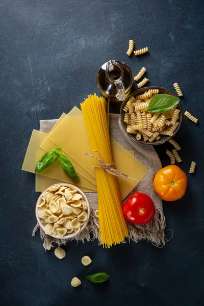 Olika Pasta Och Tomater Overhead View — Stockfoto