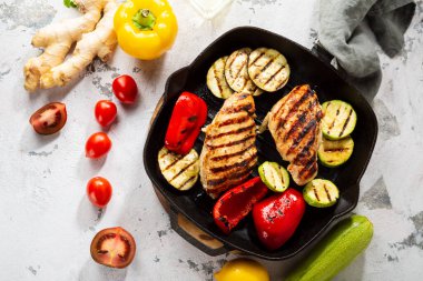 Tavada ızgara et ve sebze manzarası