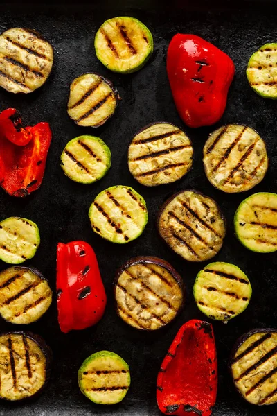 Ernährungsmuster Mit Gegrilltem Geschnittenem Gemüse Veganem Essen Auf Schwarzer Oberfläche — Stockfoto