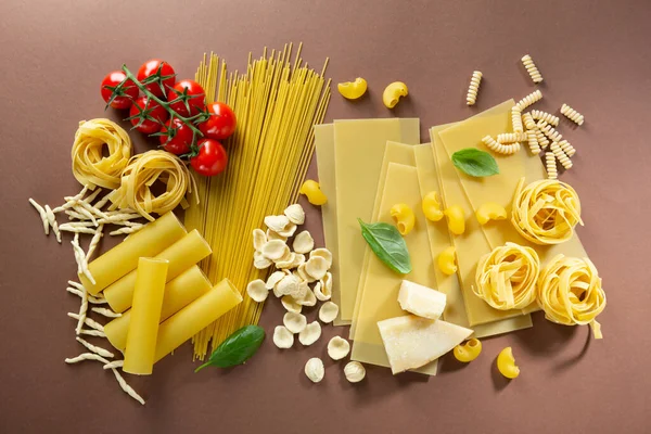 Olika Pasta Och Ingredienser Ovanifrån — Stockfoto