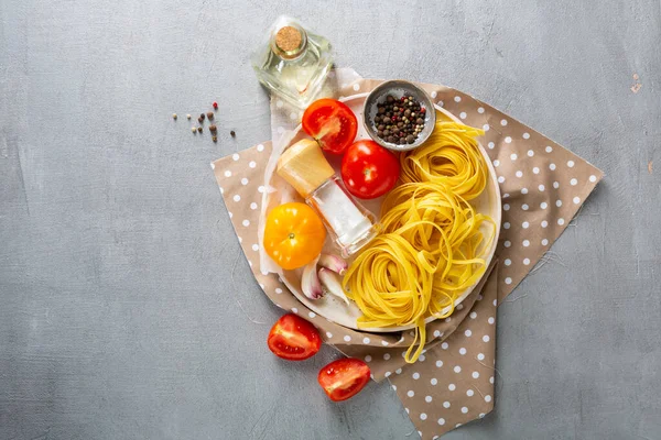 Rauwe Ongekookte Zelfgemaakte Pasta Met Tomaten — Stockfoto