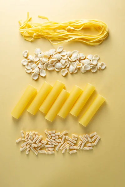 Gul Torr Pasta Gul Bakgrund — Stockfoto