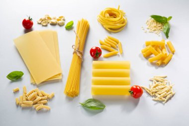 Çeri domatesli makarna ve fesleğen.