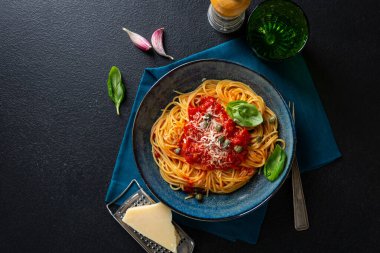 Kırmızı soslu vejetaryen spagetti.