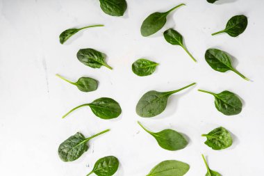 Bebek ıspanak beyaz yüzeyde en üstten görünür.