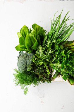 Taze yeşil sebze ve ışık yüzeyinde bitkiler.