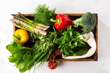  Sandıkta taze organik ürün, üst görünüm.