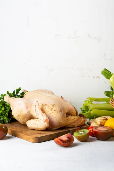 Целый Сырой Цыпленок Кухонной Доске Концепция Приготовления Пищи — стоковое фото